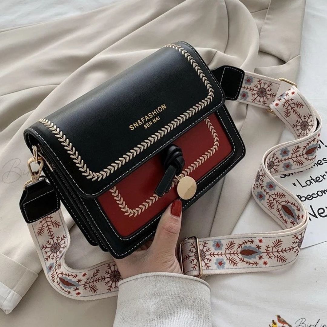 حقيبة كروس مربعة من الجلد الصناعي مزينة بخياطة يدوية ذهبية وحزام كتف عريض بنقوش بوهيمية 